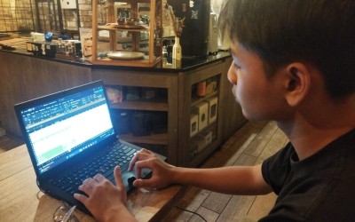 Belajar Komputer Tidak Harus di Dalam Kelas! Kak Ataya Fikri Rizqullah Menikmati Suasana Belajar Baru di Cafe Magelang