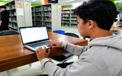 Welcome Back! Setelah Lama Vakum karena Kesibukan Kuliah, Akhmad Alfi Fauzi Kembali Belajar Komputer Bersama LKP Go Smart di Perpustakaan Kota Magelang